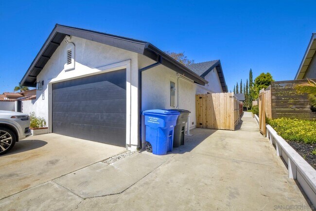 Building Photo - 3004 Segovia Way