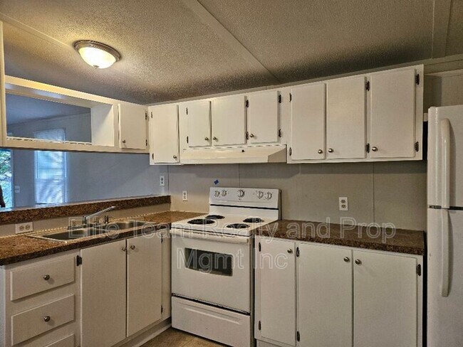 Building Photo - 776 Montgomery Dr