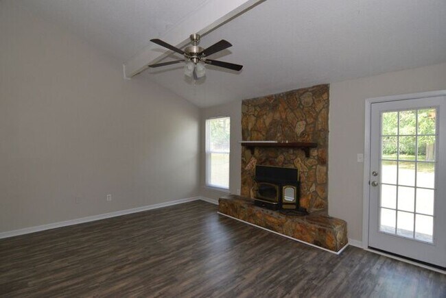 Building Photo - 2317 Hiwatha Dr