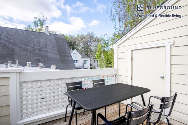 Foto del edificio - 900 Pepper Tree Ln