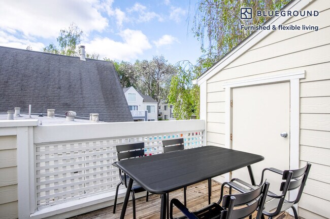 Building Photo - 900 Pepper Tree Ln