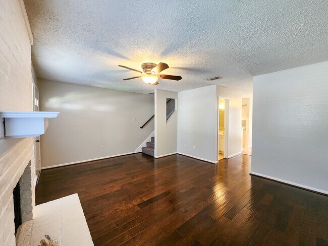 Foto del edificio - 17742 Kings Park Ln