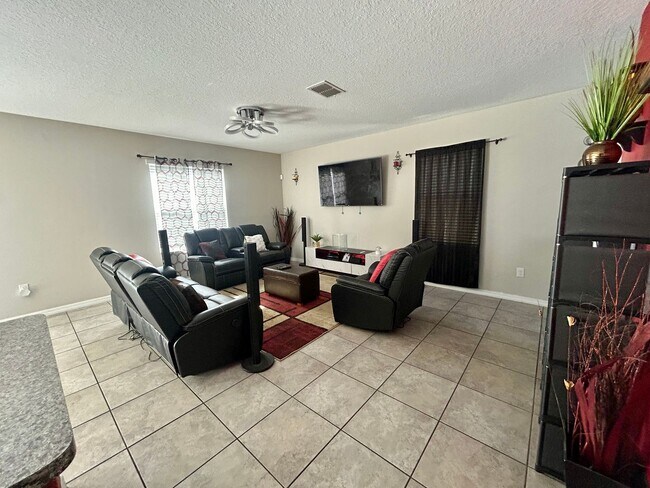 Building Photo - Beautiful 4-Bedroom Home for Rent in Wimauma, FL – Exceptional Value and Amenities
