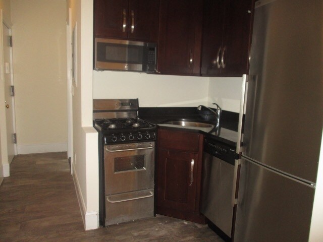 Primary Photo - 442 Lorimer St