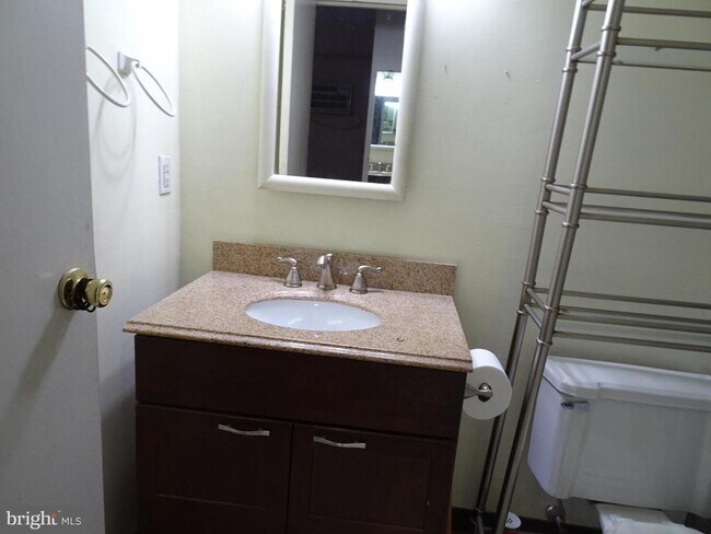 Foto del edificio - 610 W 11th St