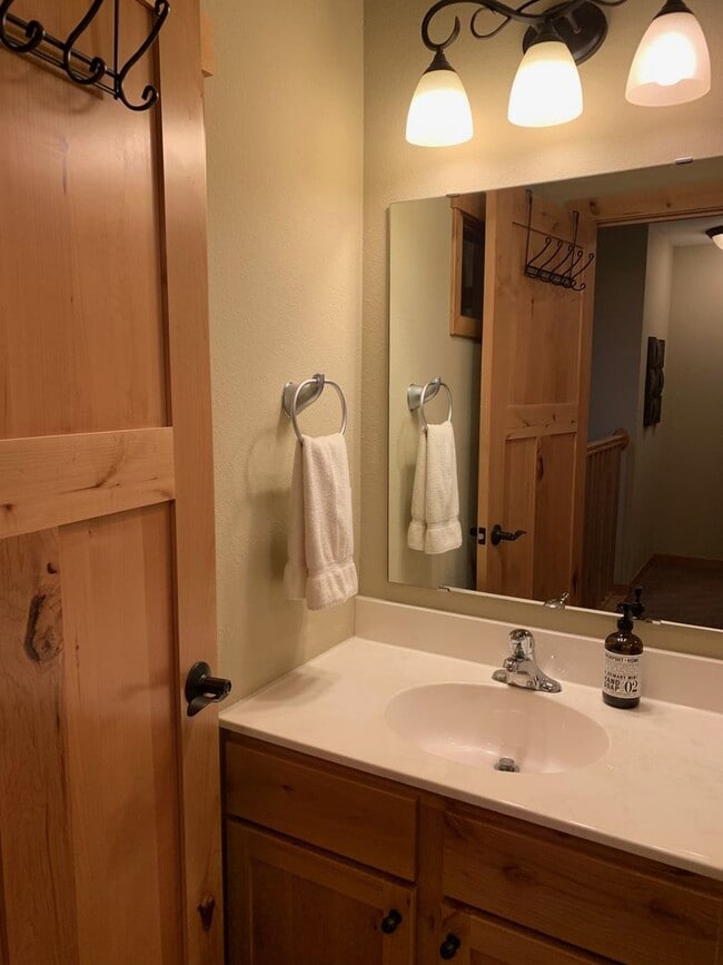 Building Photo - Short Term Winter Rental - 3 Bed / 5 Bath ...