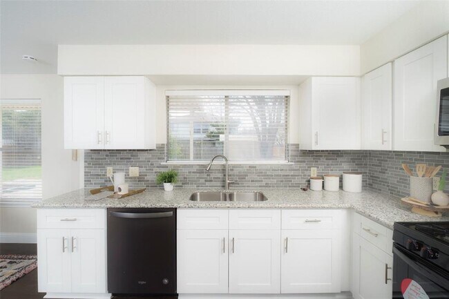 Foto del edificio - 2201 Broughton Ct