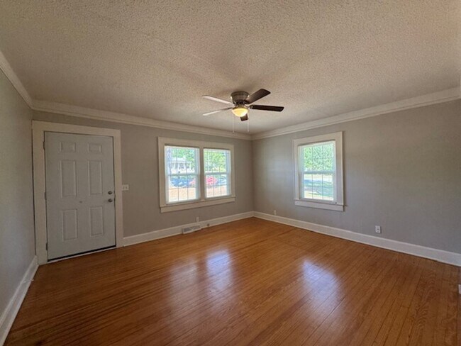 Foto del edificio - Cute Bungalow home with hardwoods - 2 bedrooms, 1 full bath - nice size yard