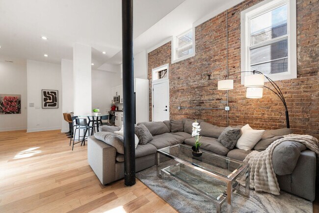 Foto del edificio - 1941 W Augusta Blvd