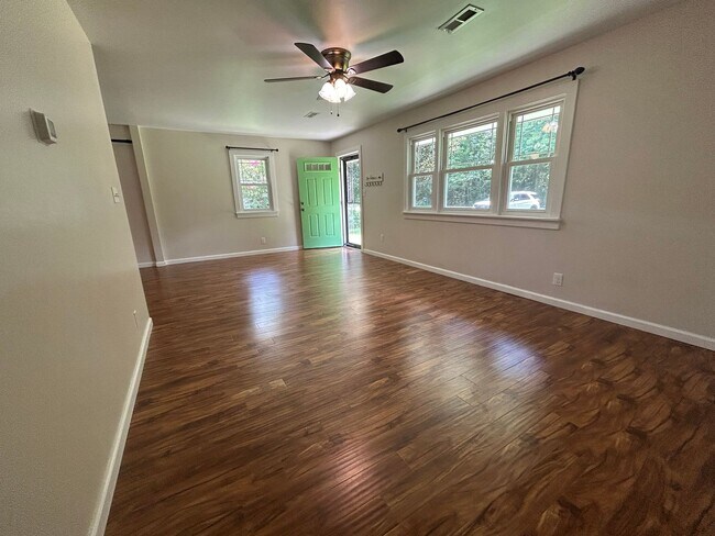 Foto del edificio - Ranch Style Home in Prime Location