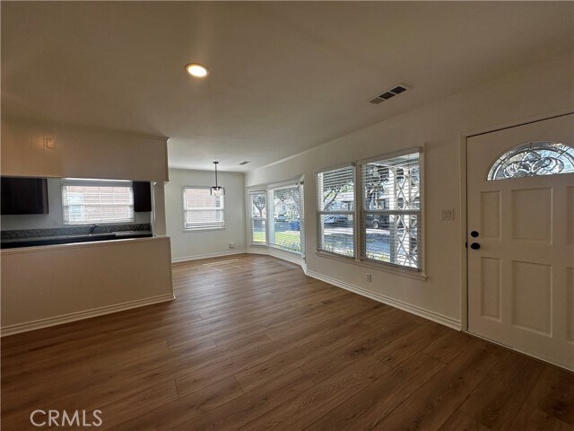 Foto del edificio - 6108 Village Rd