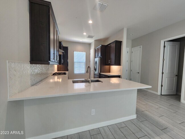 Foto del edificio - 6519 E Bluefield Ave