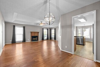 Building Photo - 714 W Creek Dr