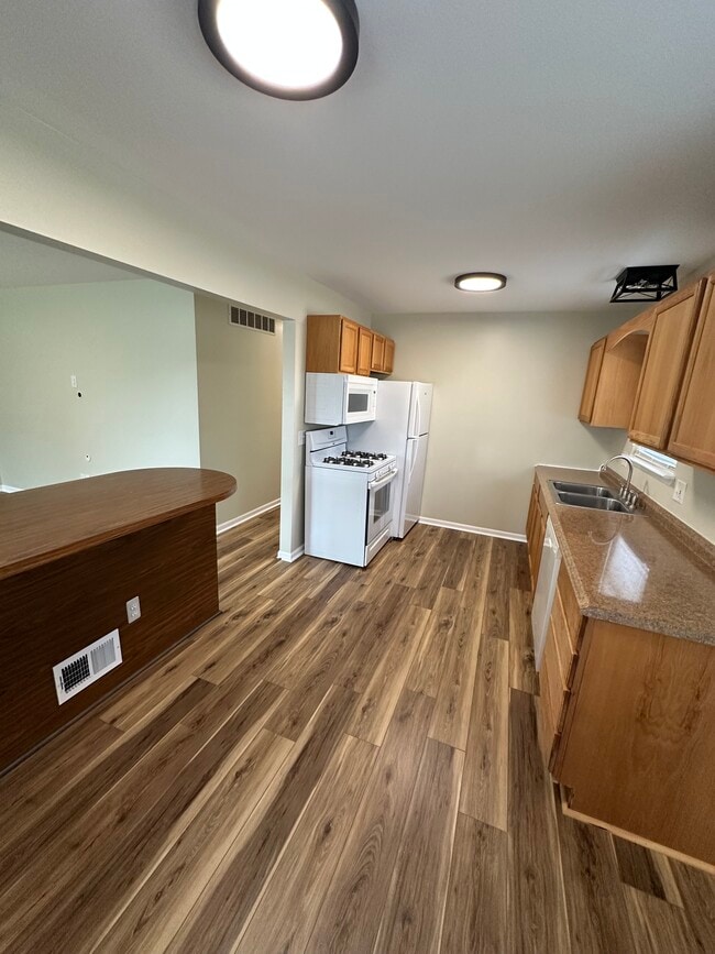 Foto del edificio - 32105 Knapp Ave