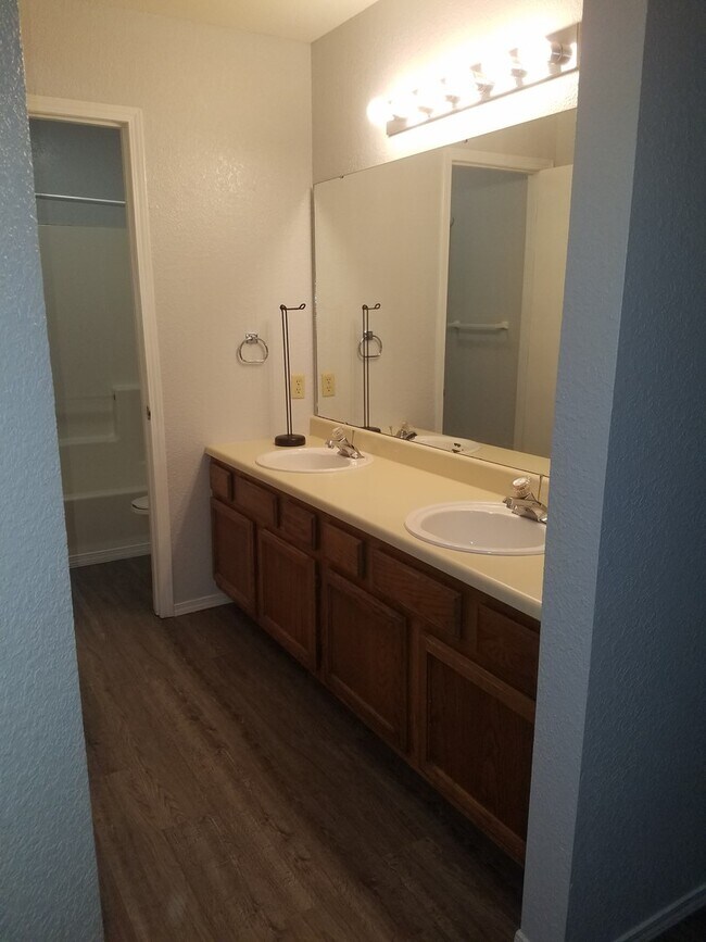 Foto del edificio - Nice 1 Bedroom 1 Bath Unfurnished Condo Ne...