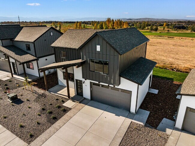 Foto del edificio - Lock-and-Leave Luxury Living — Lawn Care & Snow Removal Included!