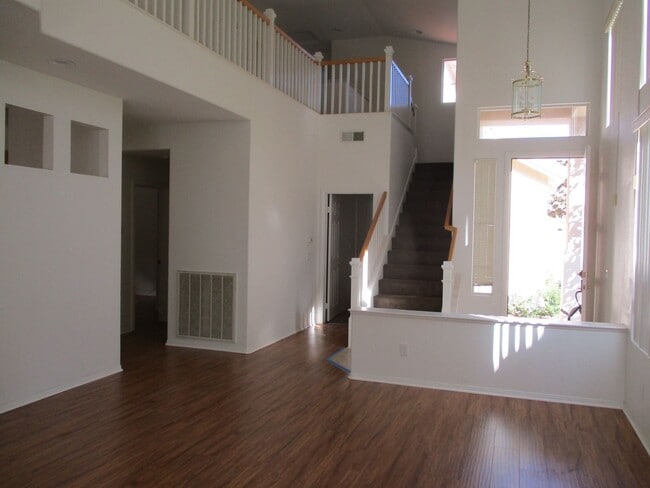Foto del edificio - Desirable & spacious Sabre Springs 5 bedroom 3 bath 2 story home!