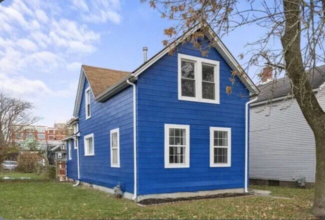 Building Photo - NEW LISTING! 3 BEDROOM HOUSE