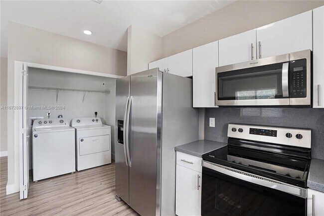 Building Photo - 351 E 41st St