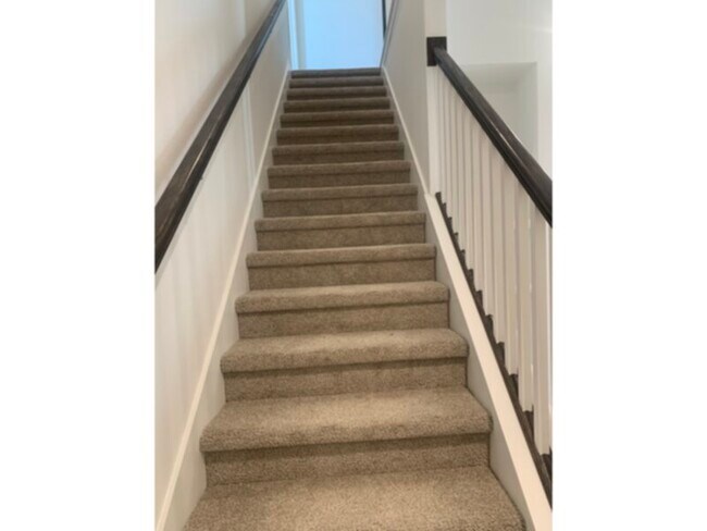 Foto del edificio - 3 bedroom 2.5 bath with 2 car garage