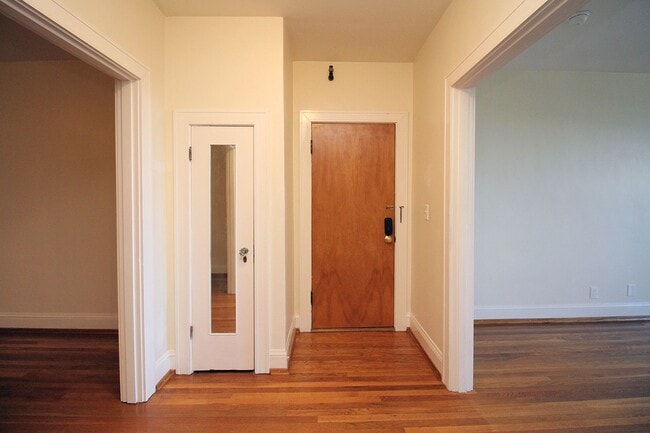 Building Photo - 1928 SW Laurel St