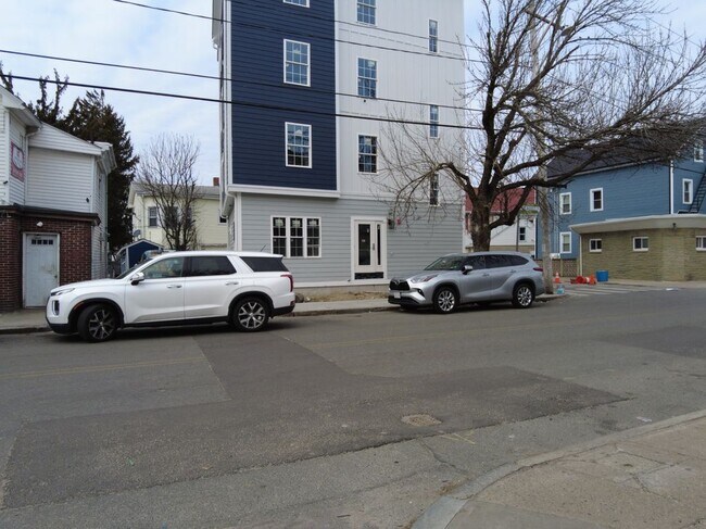 Foto del edificio - 241 Pocasset Ave