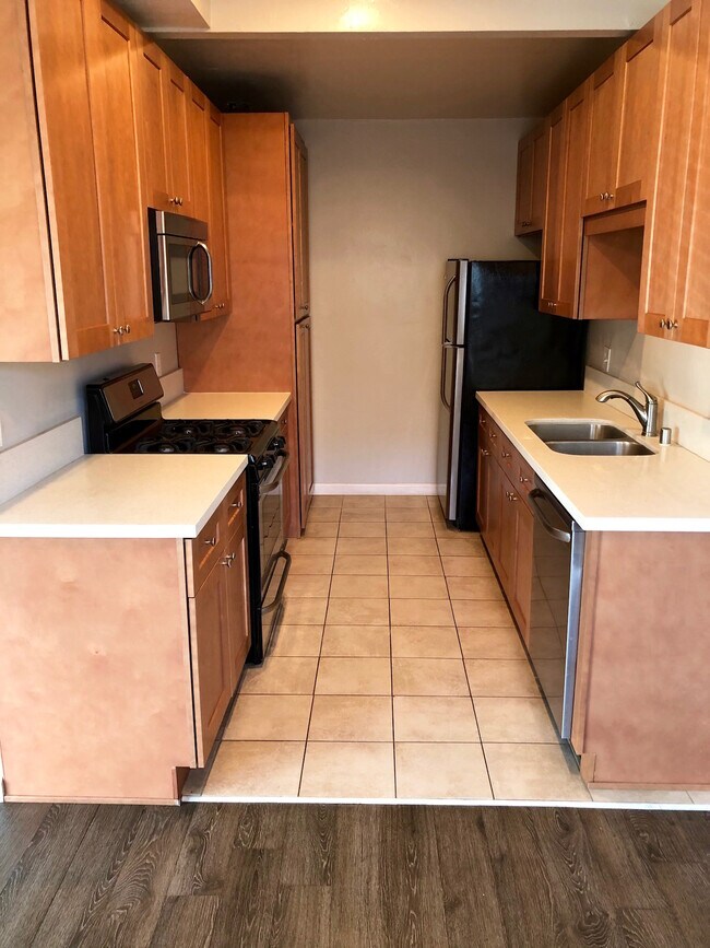 Kitchen - 4035 Chamoune Ave