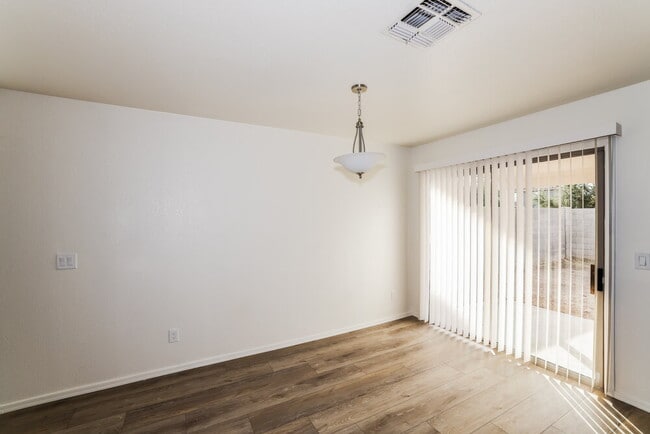 Foto del edificio - 11841 W Wethersfield Rd