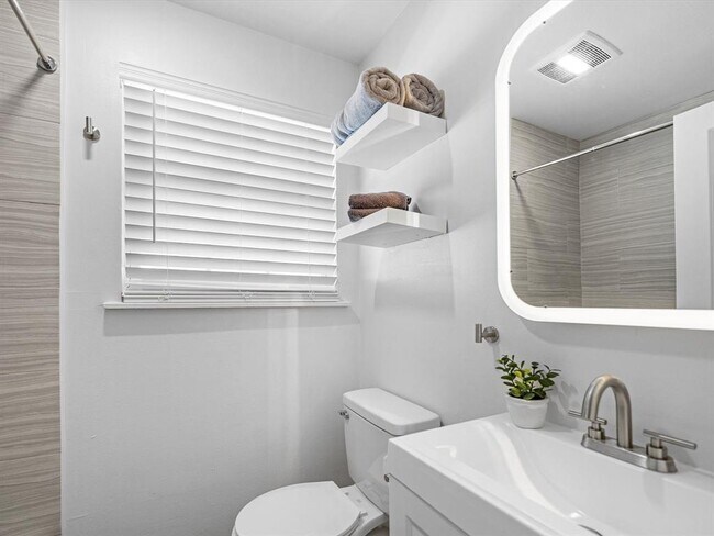 Building Photo - 210 Emerson St