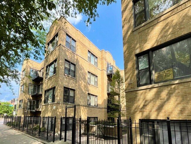 Building Photo - 3348 W Wilson Ave