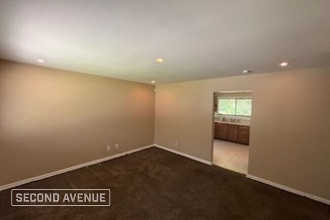 Building Photo - 733 Union Dr