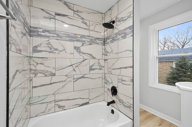 Foto del edificio - BLACK FRIDAY DEAL! SCORE 50% OFF 1ST MONTH'S RENT IF SIGNED BY NOV. 28! Beautiful 2 bedroom home ...