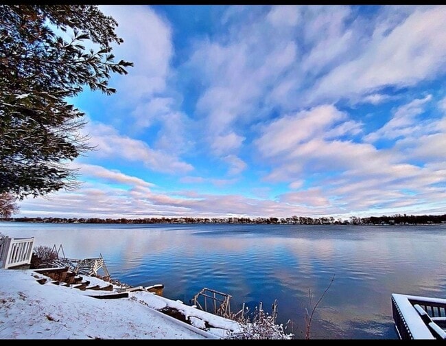 Building Photo - Lake House