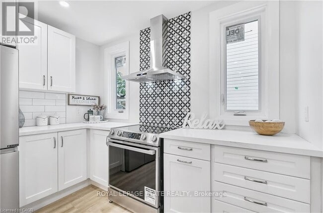 Building Photo - 10 Comet Ave