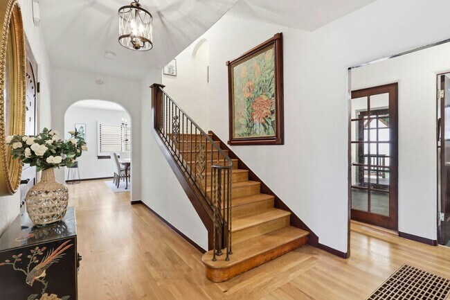 Foto del edificio - Epic custom remodel on this 1930s Spanish-style home near Downtown Willow Glen!