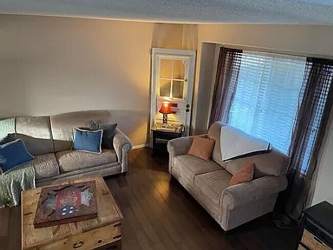 Foto del edificio - 710 Riverview Ln