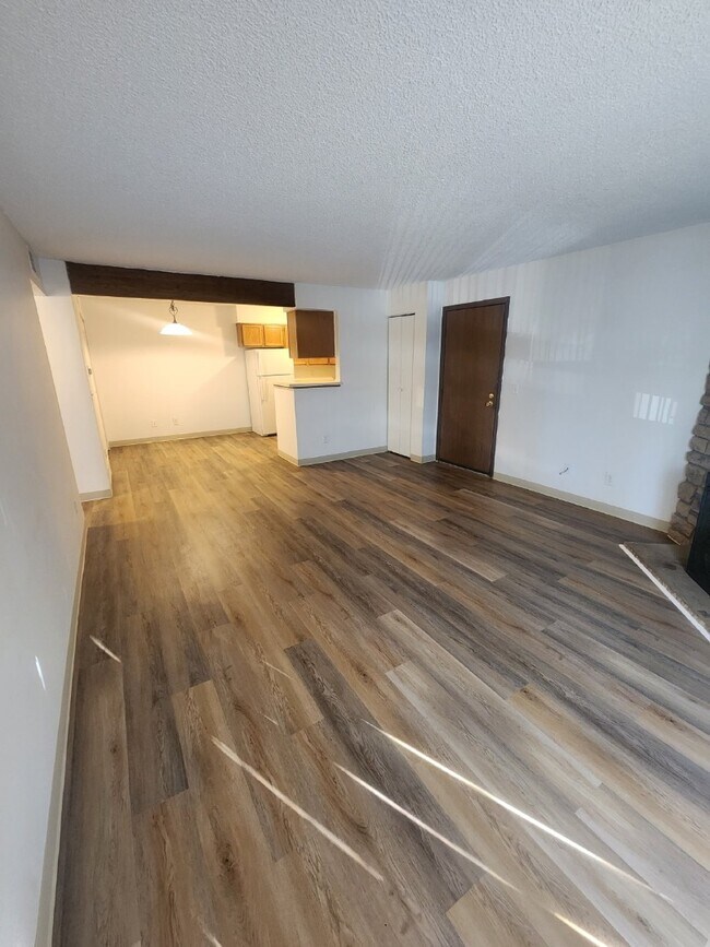 Building Photo - Charming 2-Bed Garden Apartment in Green M...