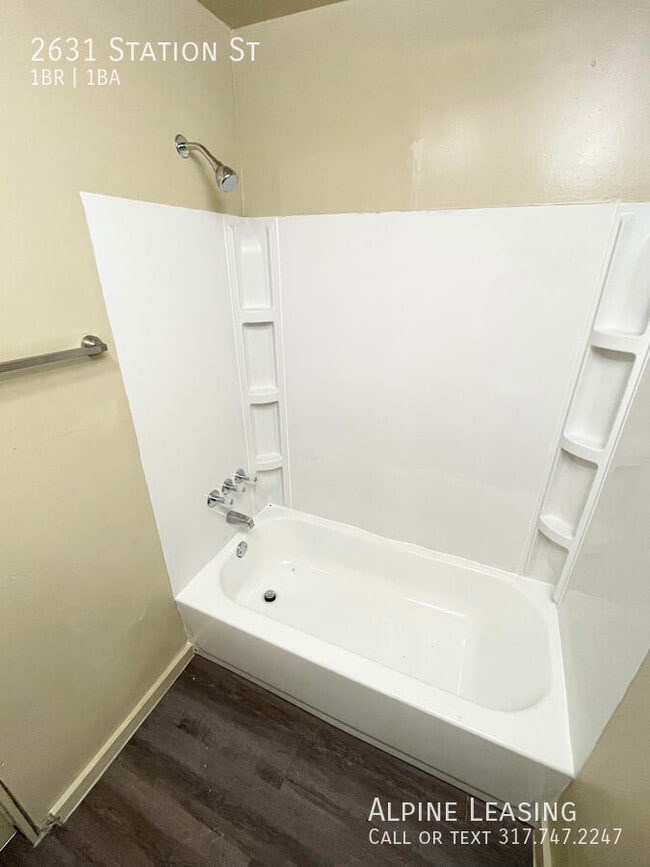 Building Photo - 1 Bedroom only 0.2 miles from both Safeway...
