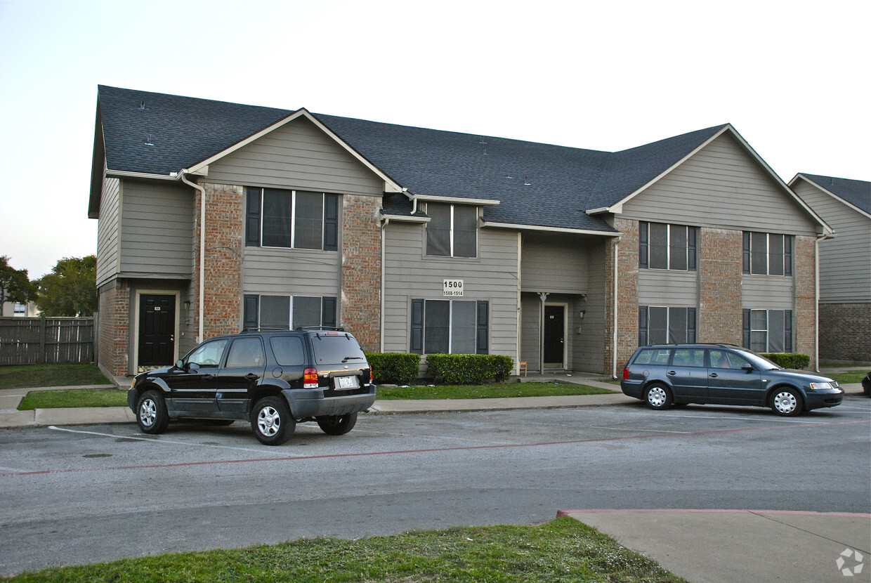 Foto del edificio - Parkway East Townhomes