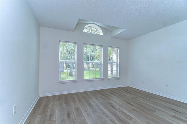 Foto del edificio - 18303 Elmhurst Ln