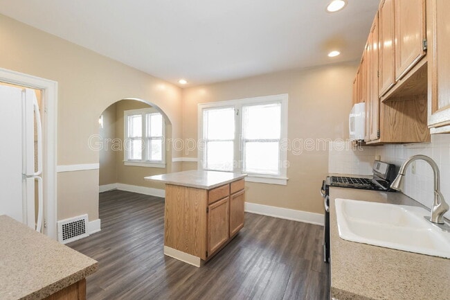 Building Photo - 1442 Perry St