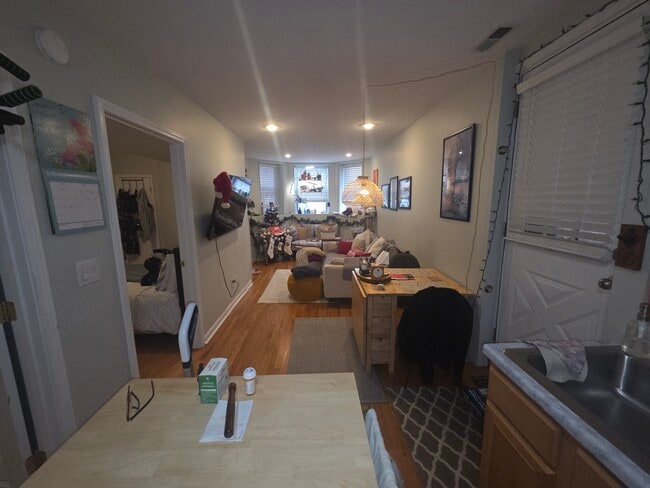 Building Photo - 2047 W Evergreen Ave