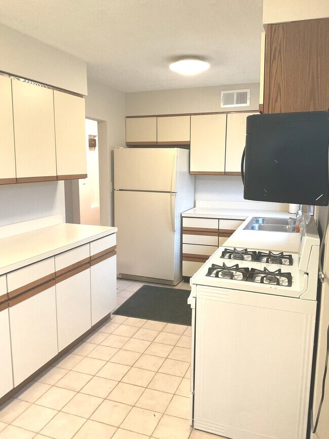 Foto del edificio - 5208 Wolf Rd