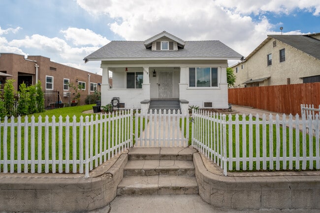 Patio delantero - 1118 W 47th St