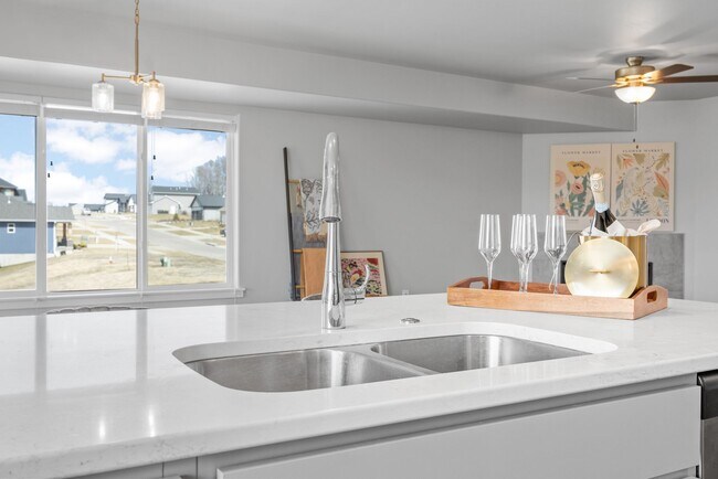 Foto del edificio - 921 Aiden St