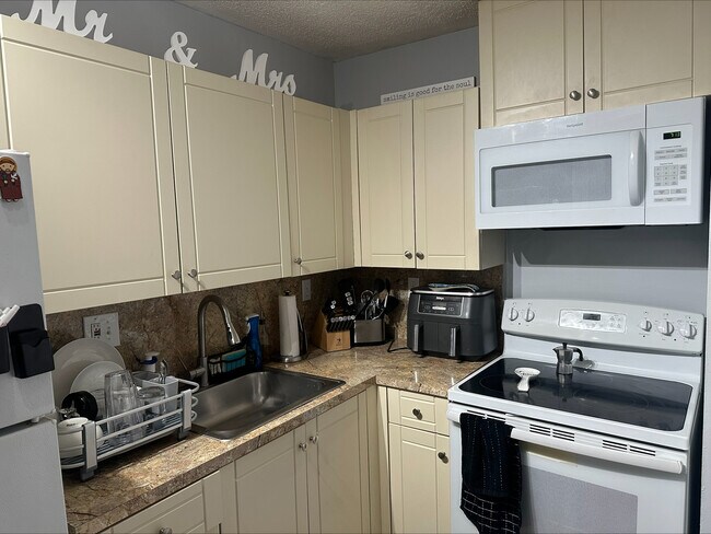 Building Photo - 6851 SW 129th Ave