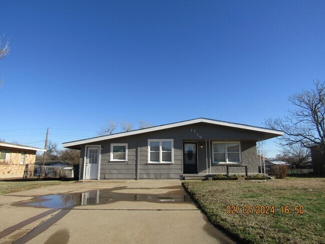 Building Photo - Great Home Located in the Ridgecrest Area!...