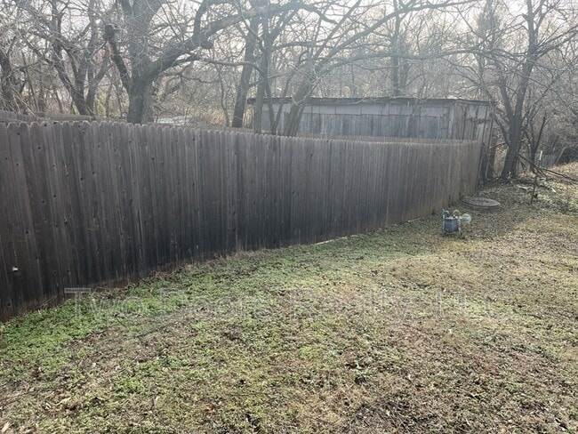 Foto del edificio - 8910 Oak Valley Dr