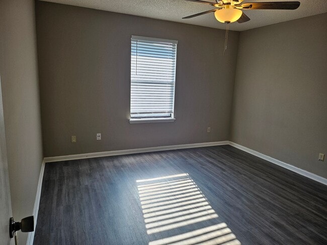 Building Photo - $1150 - 2/2 - Jefferson Square has received a new fresh look.