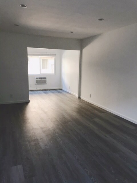 Open and Bright Floorplan - 15470 Moorpark St